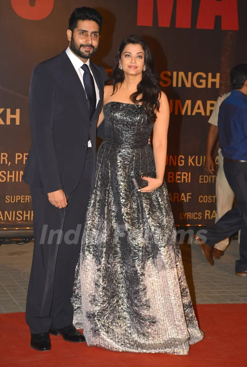Abhishek Bachchan and Aishwarya Rai Bachchan at Special Premiere of 'Sarabjit'