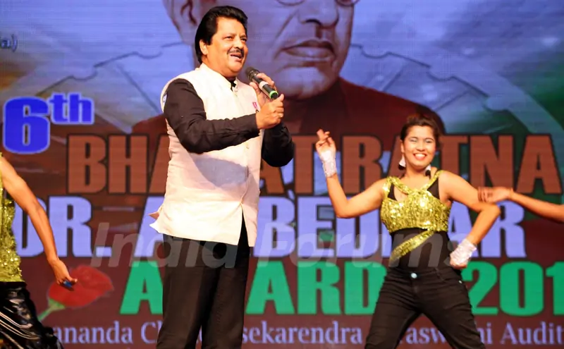 Udit Narayan Performs at the '6th Bharat Ratna Dr. Ambedkar Awards'