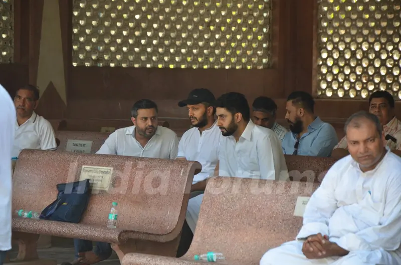 Riteish Deshmukh & Abhishek Bachchan at Vikas Mohan's Funeral