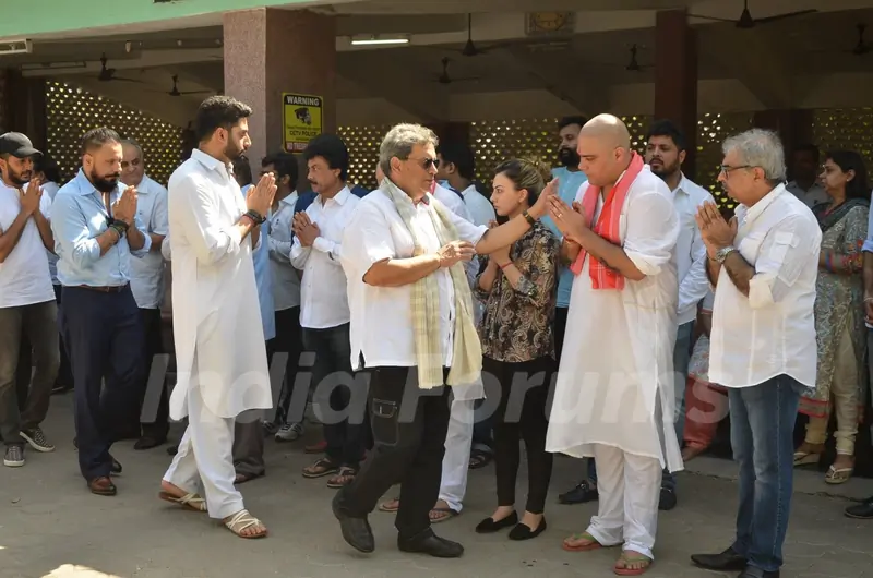 Subhash Ghai and Abhishek Bachchan at Vikas Mohan's Funeral