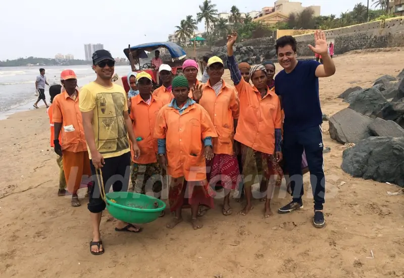 Deepak Dobriyal helps cleaning beaches!