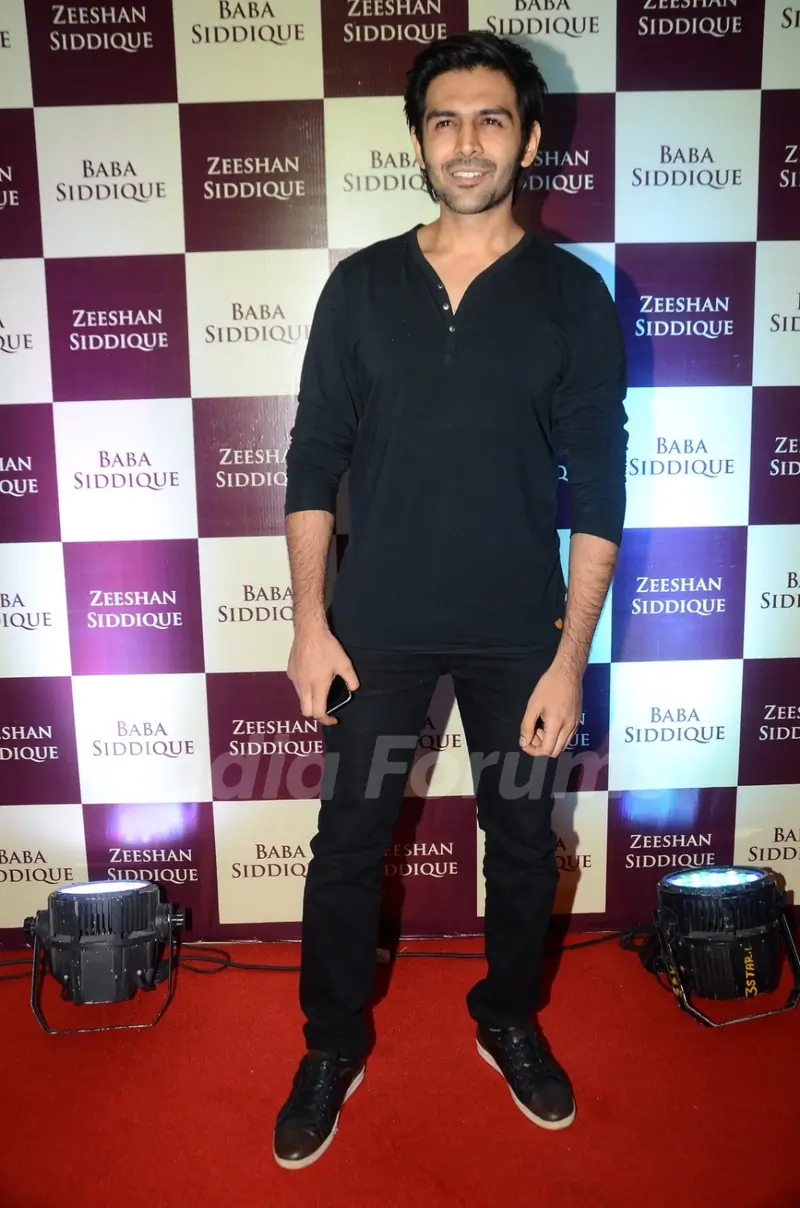 Kartik Aaryan at Baba Siddique's Iftaar Party 2016