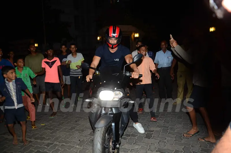 Sushant Singh Rajput arrrives on bike at Karan Johar's Bash