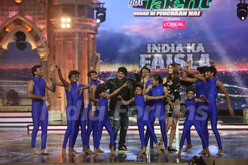 Salman Khan and Anushka Sharma Promotes 'Sultan' on the sets of 'India's Got Talent 7'