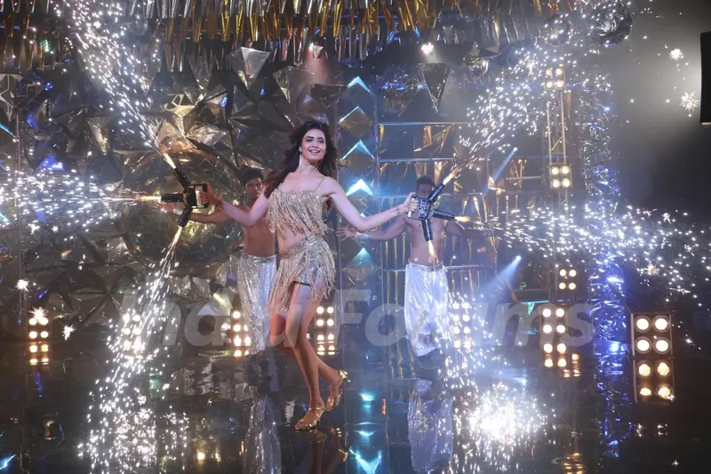 Karishma Tanna performing Jhalak Dikhlaa Jaa Season 9