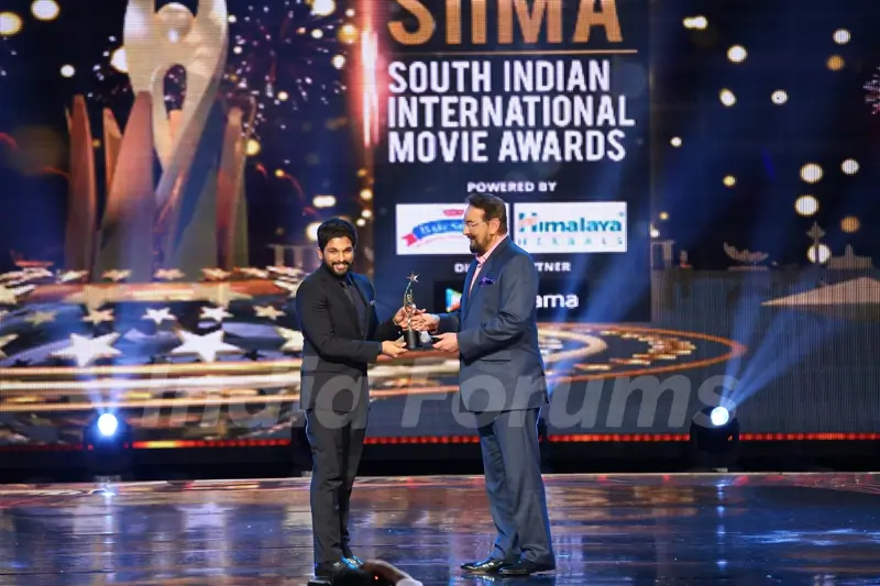 Allu Arjun at SIIMA Awards 2016