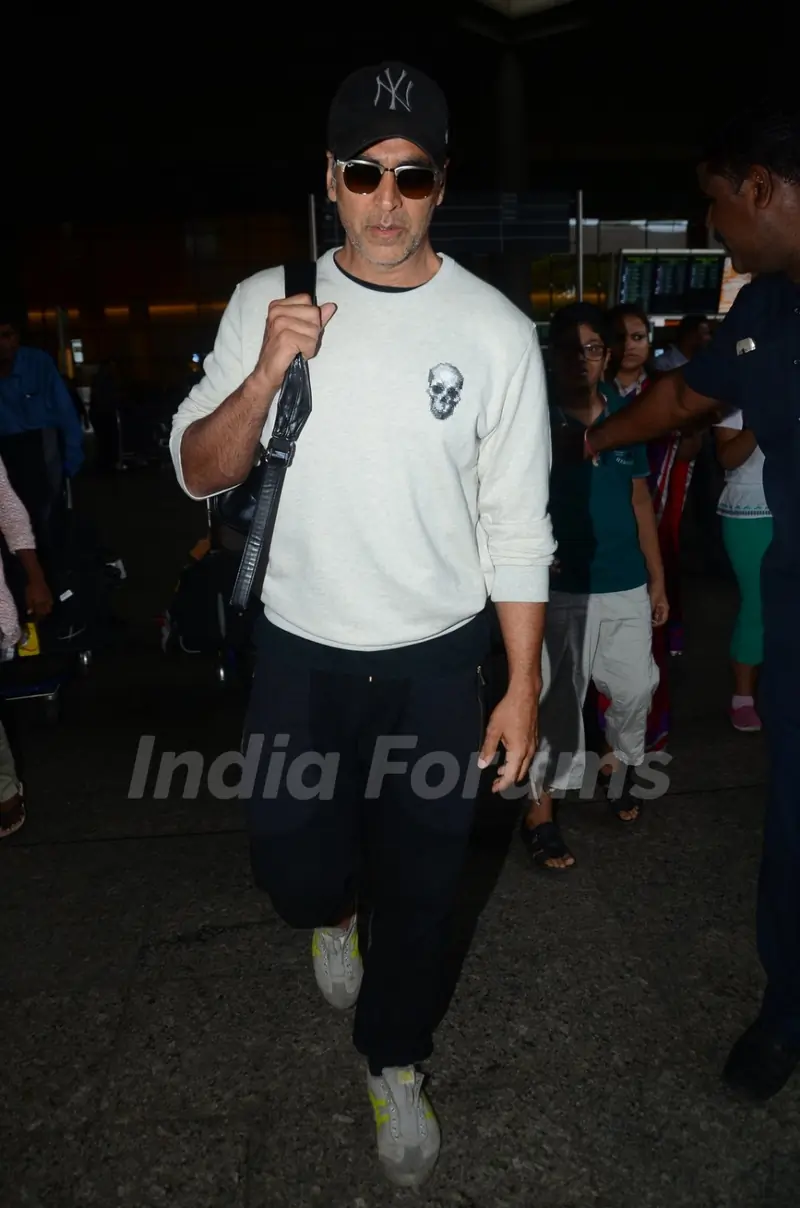 Airport Scenes: Akshay Kumar