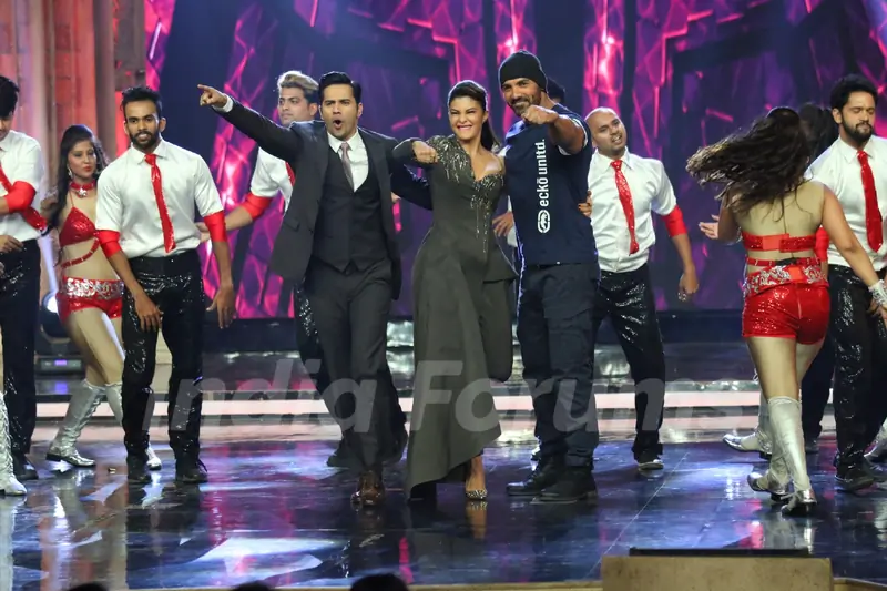 Varun Dhawan, John Abraham & Jacqueline Promotes 'Dishoom' on India's Got Talent!