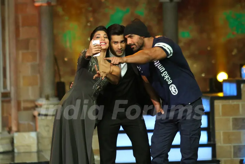 Selfe Time: Varun Dhawan, John Abraham & Jacqueline Promotes 'Dishoom' on India's Got Talent!