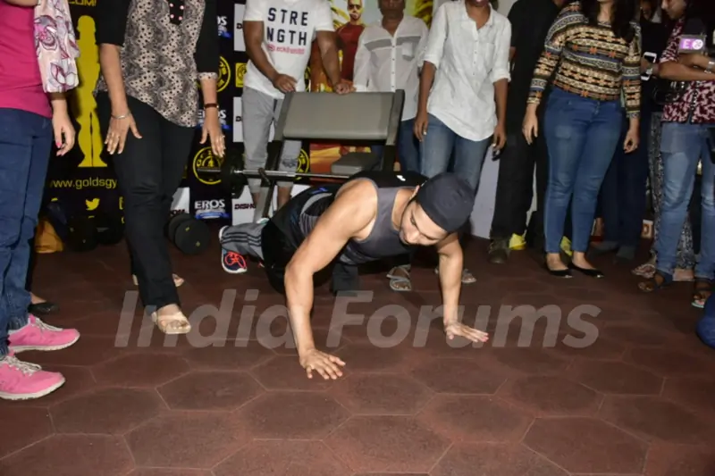 Push up time for Varun Dhawan during Workout Session with Dishoom cast!