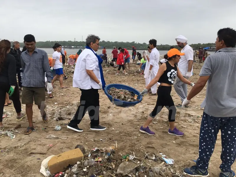 Subhash Ghai Helps clean Versova Beach