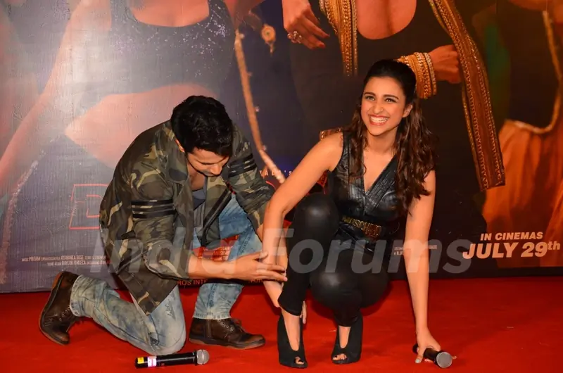 High Heels problem for Parineeti! -Varun Helps her out at Launch of Song 'Jaaneman Aah' from Dishoom