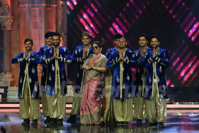 Kirron Kher performing at India's Got Talent 7