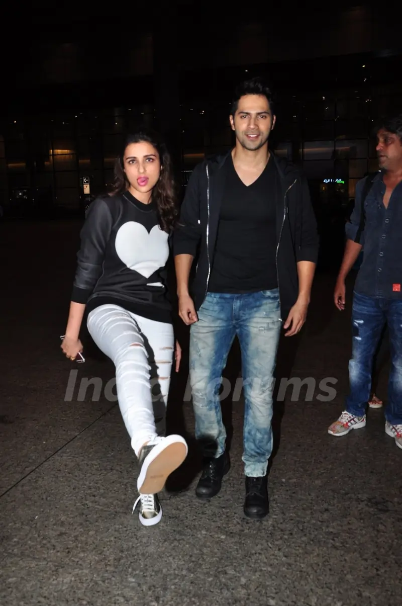 Varun Dhawan and Parineeti Chopra posing on airport!