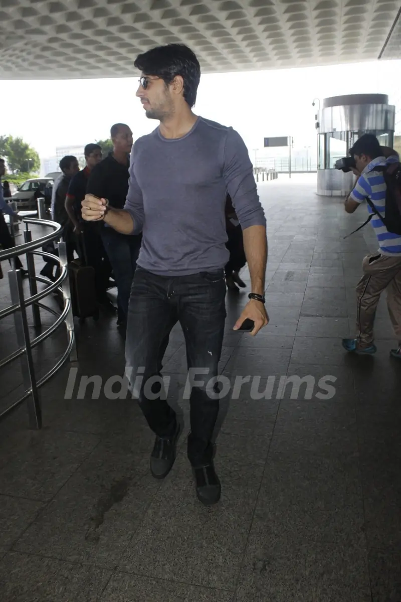 Sidharth Malhotra spotted at airport!