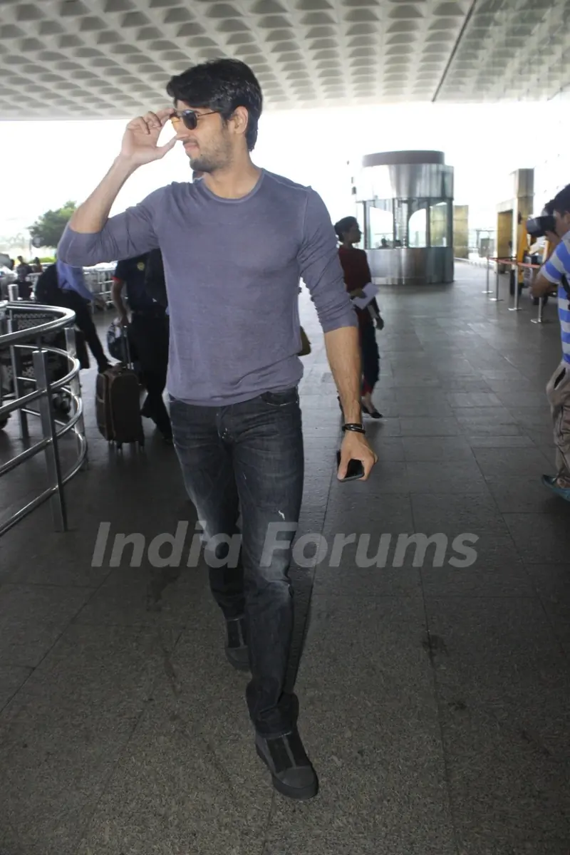 Sidharth Malhotra spotted at airport!