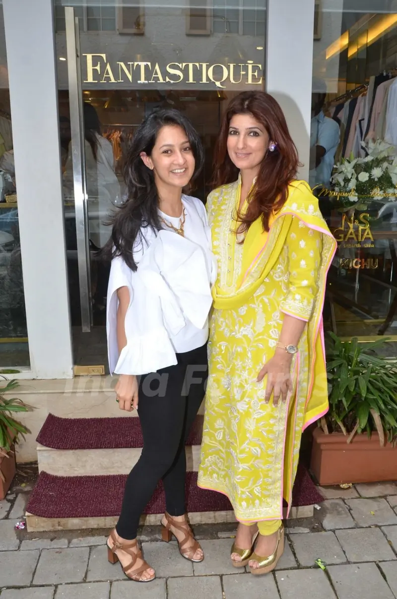 Saudamini Mattu with Twinkle Khanna at Unveiling of New Collection at ABU-SANDEEP's Fantastique!