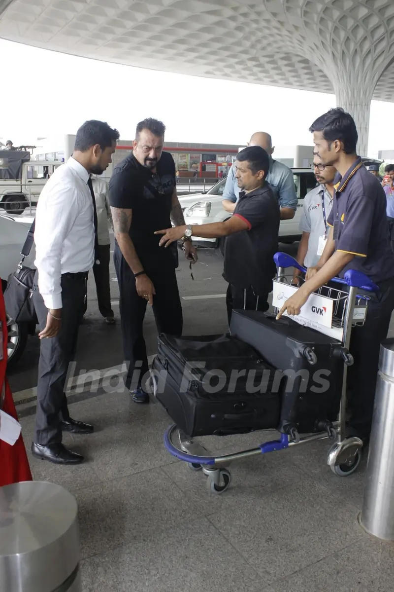 Sanjay Dutt spotted at airport!