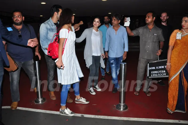 Varun Dhawan and Jacqueline Fernandes greets Sunny Leone at airport!