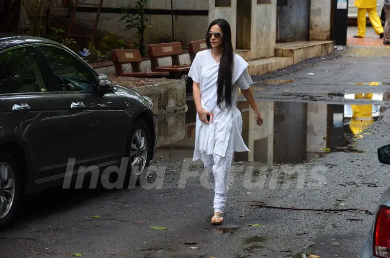 Tara Sharma at Funeral of Rajat Barjatya