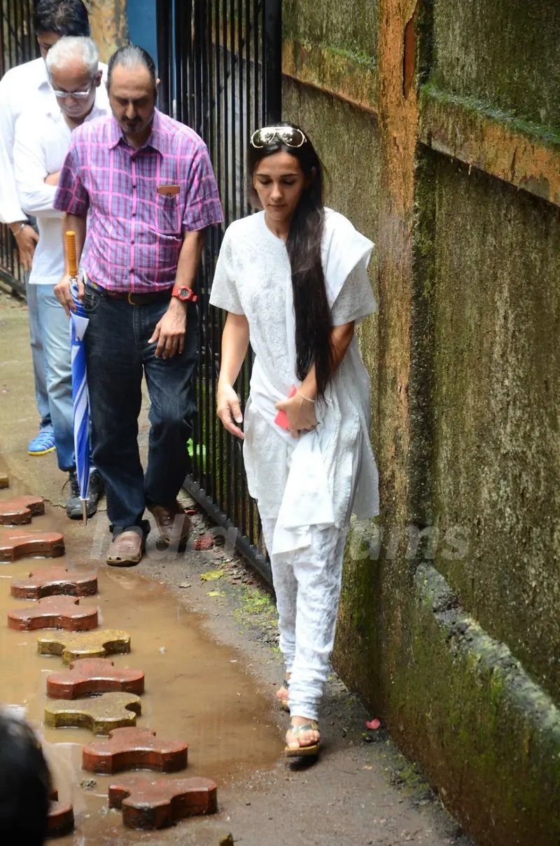 Tara Sharma at Funeral of Rajat Barjatya
