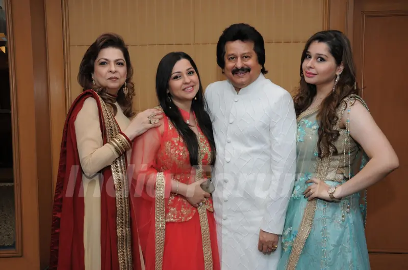 Pankaj Udhas with wife Farida Udhas and daughter Nayaab and Rewa Udhas at Khazana Ghazal Festival