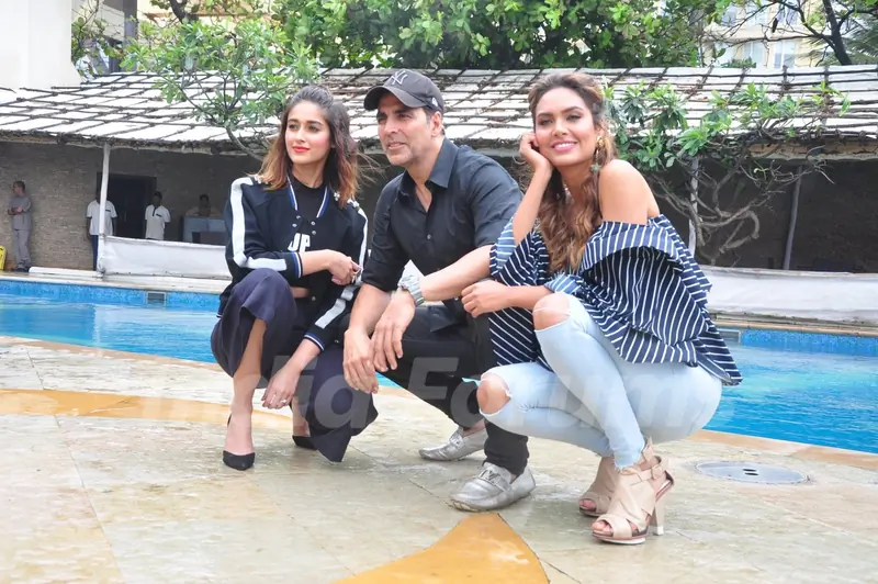 Akshay Kumar, Ileana D'Cruz and Esha Gupta Promotes 'Rustom'