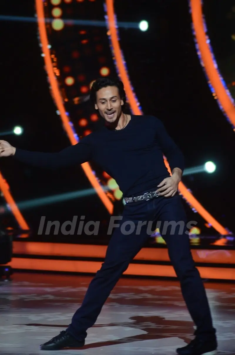 Tiger Shroff Promotes 'A Flying Jatt' on Jhalak Dikhhla Jaa