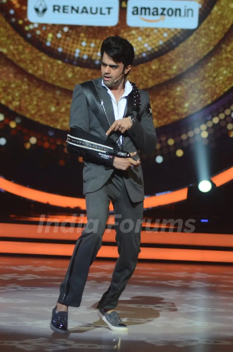 Manish Paul Promotes 'A Flying Jatt' on Jhalak Dikhhla Jaa