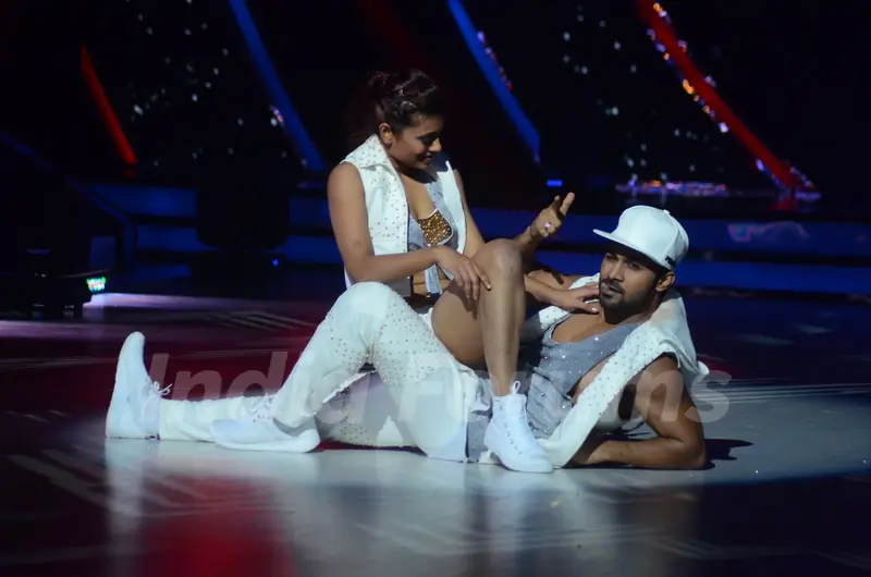 Salman Yusuff Khan performs at Promotion of 'A Flying Jatt' on Jhalak Dikhhla Jaa