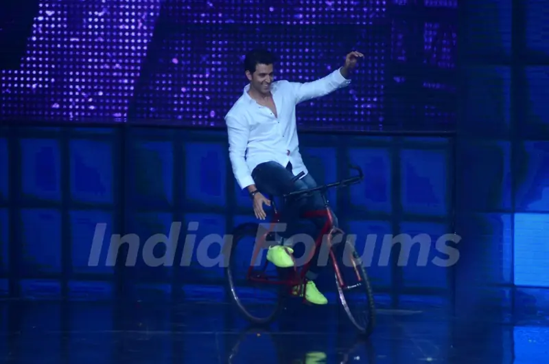 Hrithik Roshan Promotes 'Mohenjo Daro' on sets of Dance plus 2