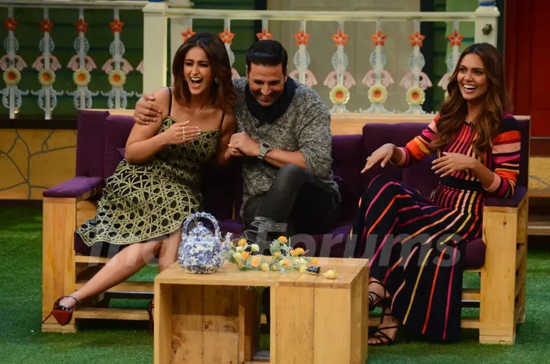 Akshay Kumar, Ileana D'Cruz and Esha Gupta Promotes 'Rustom' on The Kapil Sharma Show