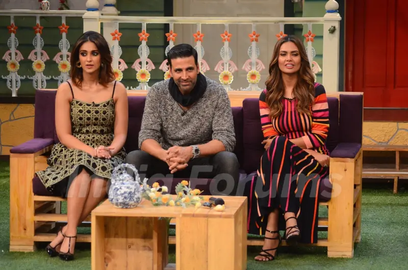 Akshay Kumar, Ileana D'cruz and Esha Gupta Promotes 'RUSTOM' at The Kapil Sharma Show