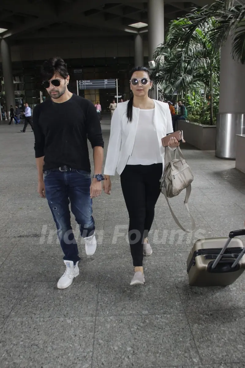 Himesh Reshammiya snapped at airport!