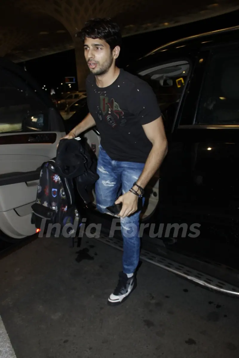 Sidharth Malhotra Snapped at Airport