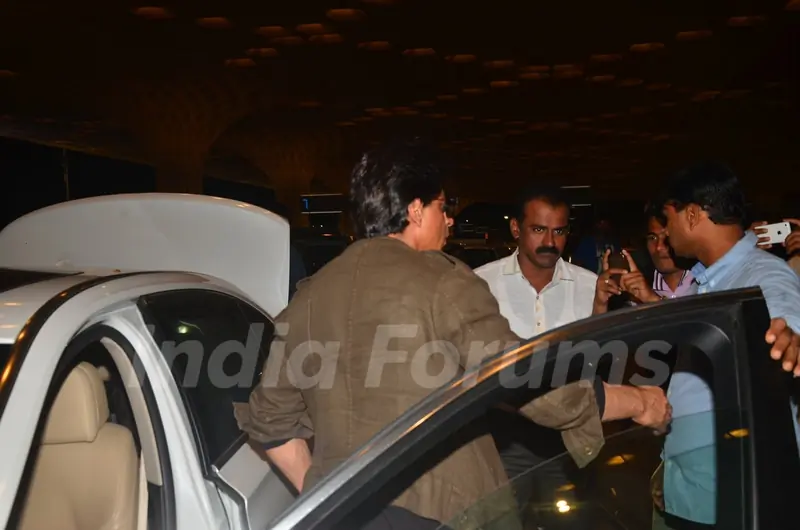 SRK snapped with family