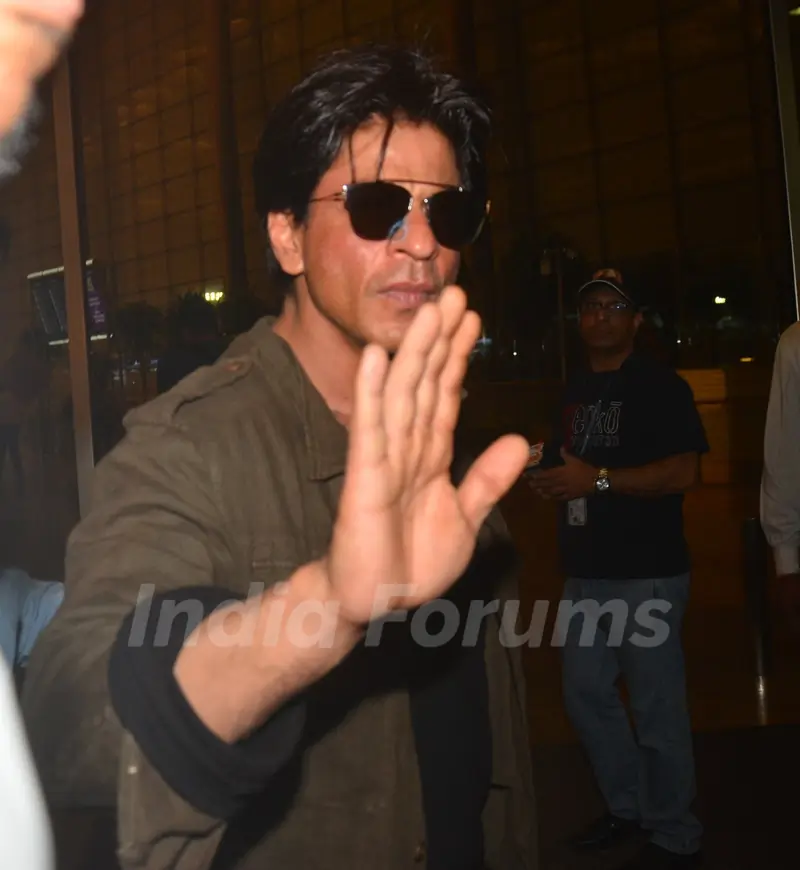 SRK snapped with family