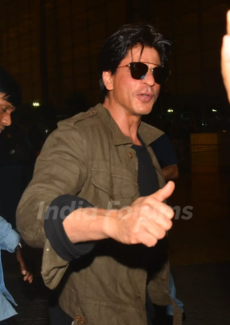 SRK snapped with family