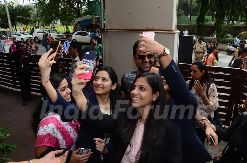 Abhay Deol takes selfie with fans at Nabharat Times Event