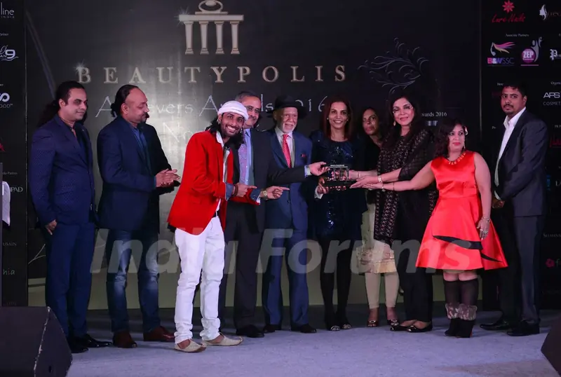Rituraj Mohanty and Zeenat Aman at Beauty awards 2016!