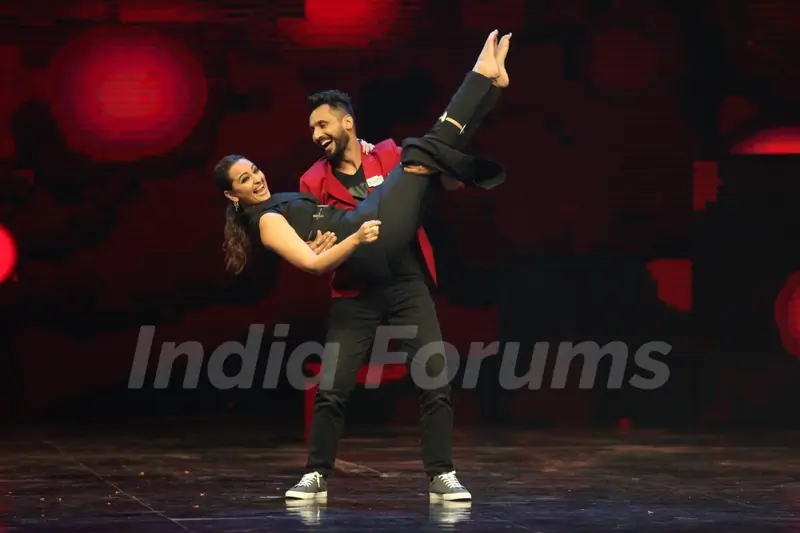 Punit J Pathak and Sonakshi Sinha performs dance at Promotion of 'Akira' on sets of Dance Plus