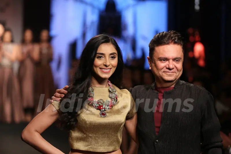 Day 4 - Pernia Qureshi sizzles in gold at Lakme Fashion Show 2016