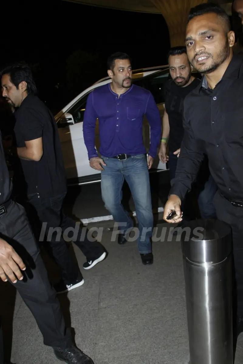 Airport Scenes: Salman Khan!