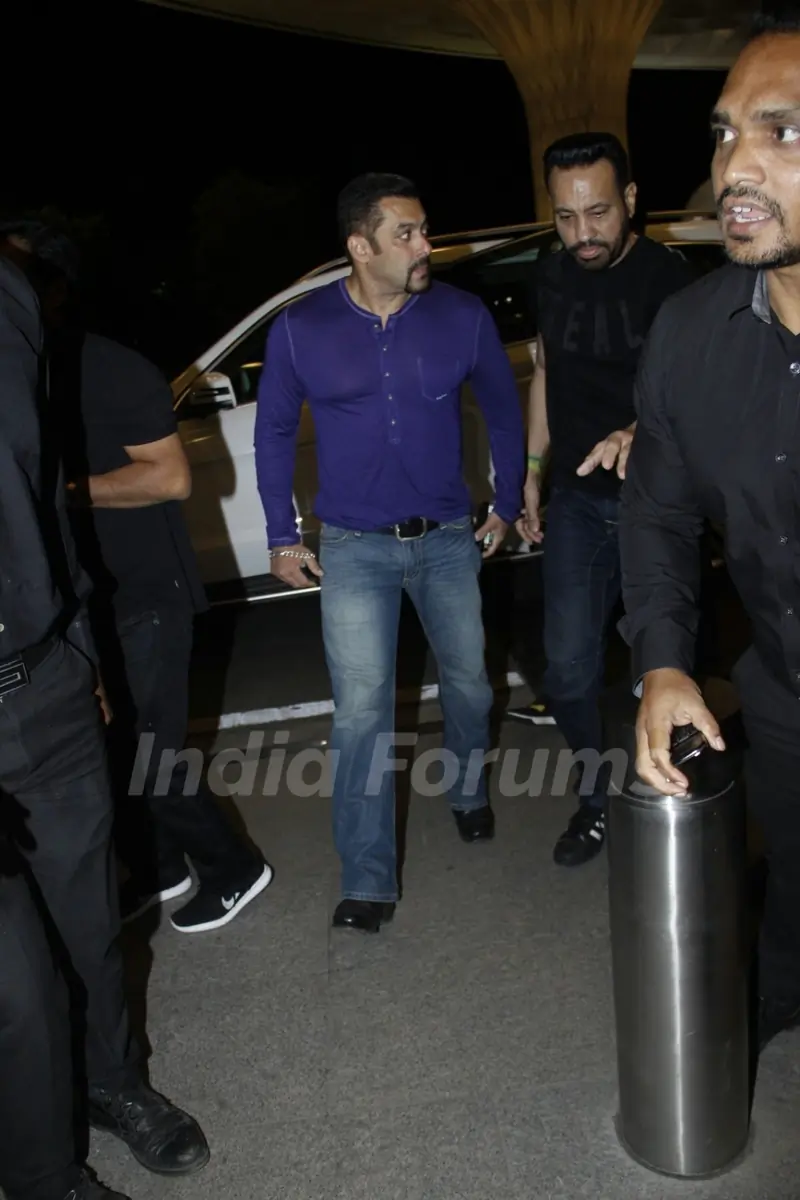 Airport Scenes: Salman Khan!