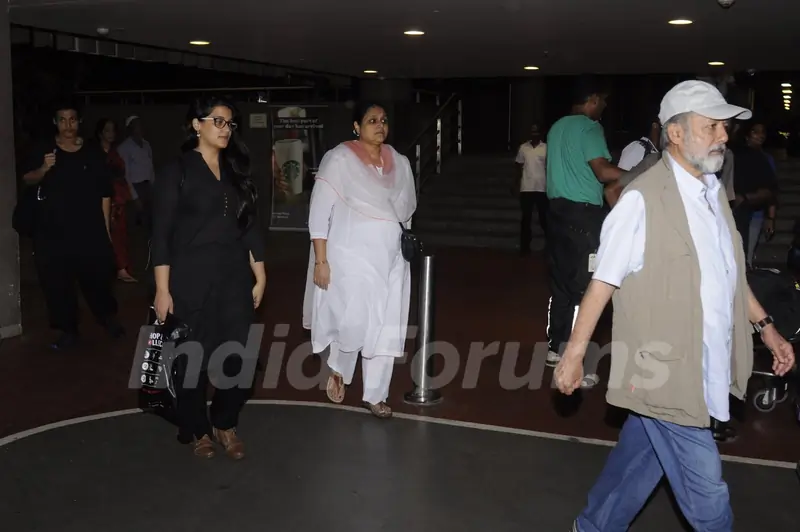Airport Diaries!Airport Diaries: Pankaj Kapoor and Supriya Pathak!
