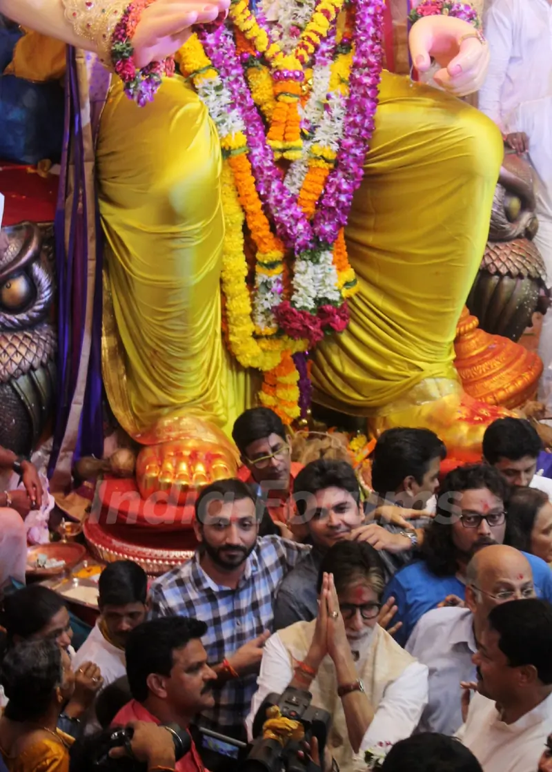 Amitabh Bachchan visits Lalbaugcha Raja