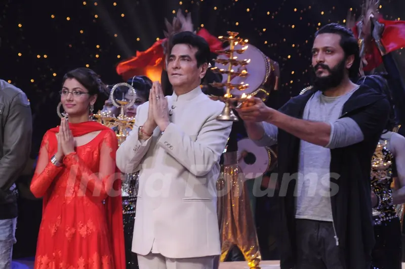 Jeetendra, Riteish Deshmukh and Sriti Jha Promotes 'Banjo' on the sets of Kum Kum Bhagya
