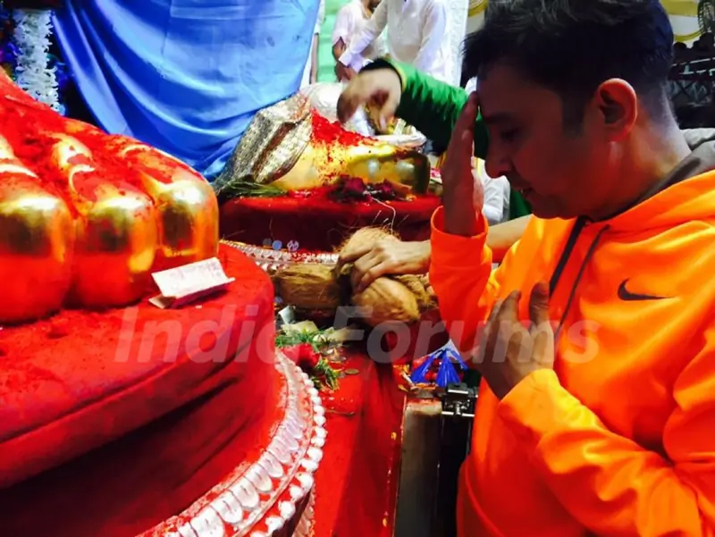 Sukhwinder Singh visits Lalbaug Cha Raja