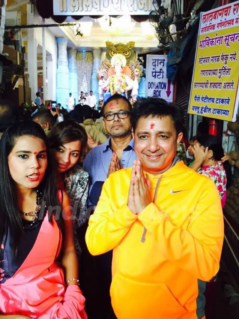 Sukhwinder Singh visits Lalbaug Cha Raja