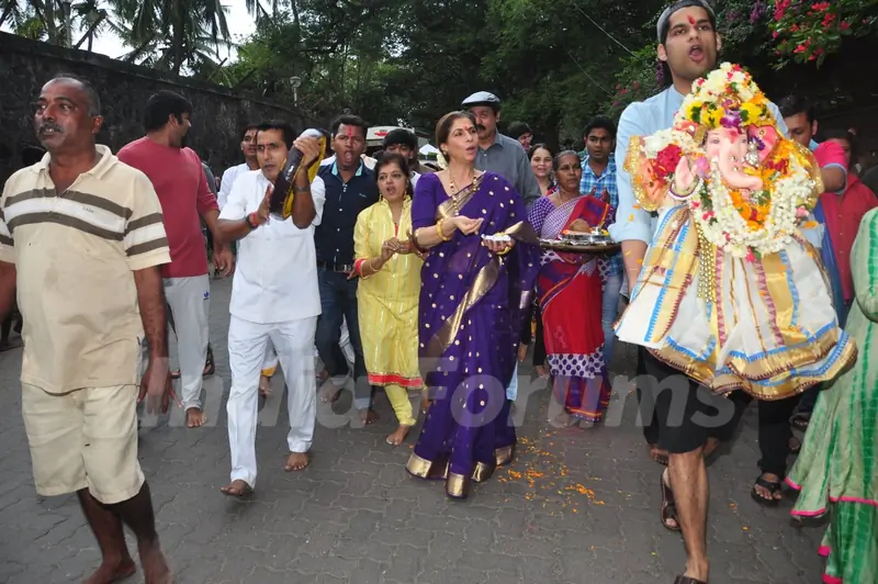 Veteran actress Dimple Kapadia Performs 'Ganesh Visarjan'